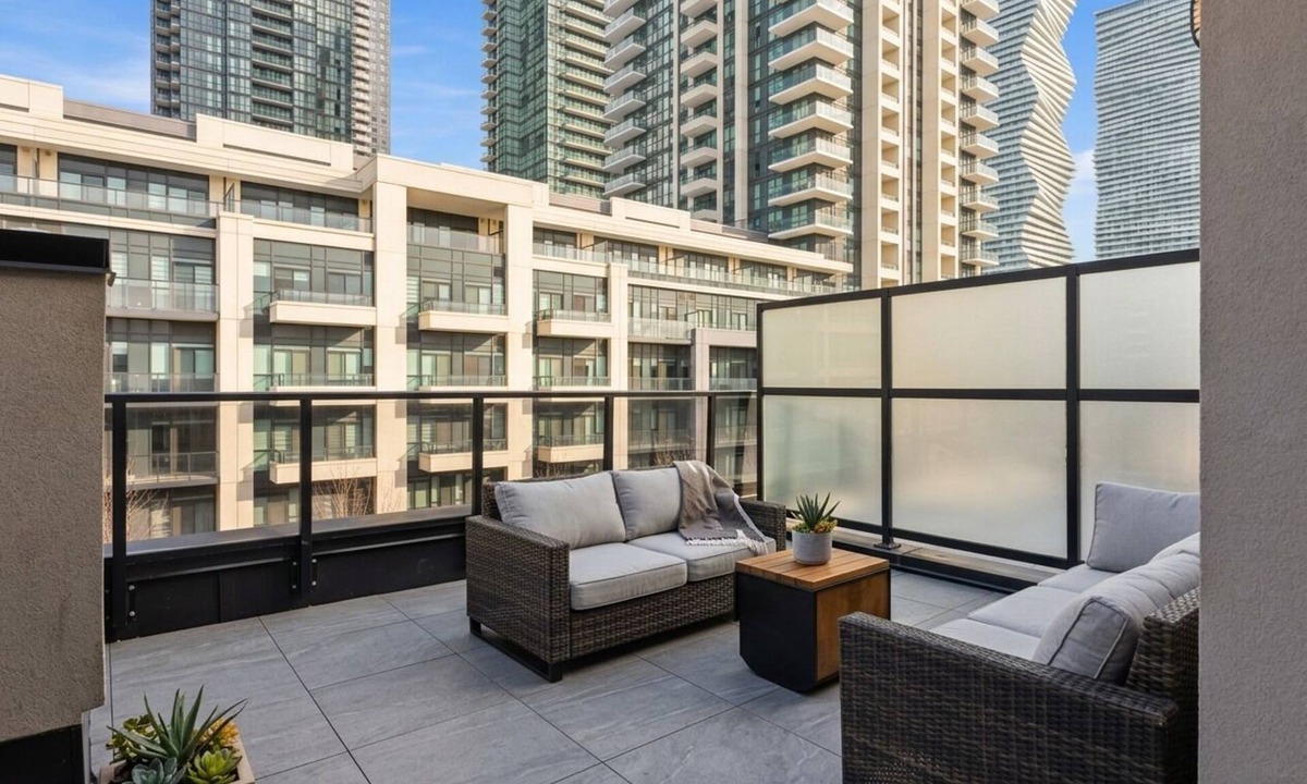 Mississauga House | Bright & Spacious 3 Bedroom Townhouse with Parking