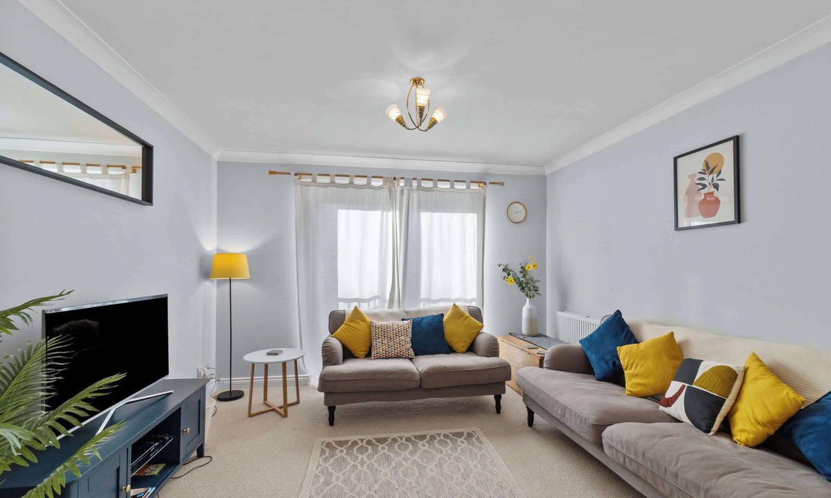 Exeter House | Bright & Spacious 3 Bedroom Home in Central Exeter