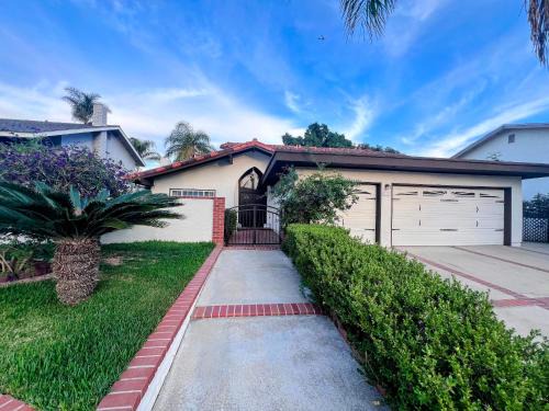 Orange House | Bright & Spacious 5BR Modern Vacation Home - Near Disneyland & Beaches