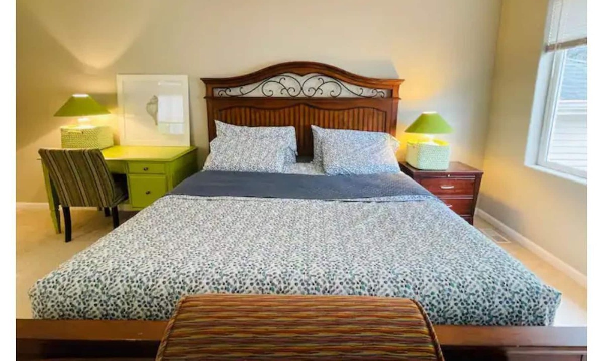 Maltby House | Bright, Spacious and Convenient With AC