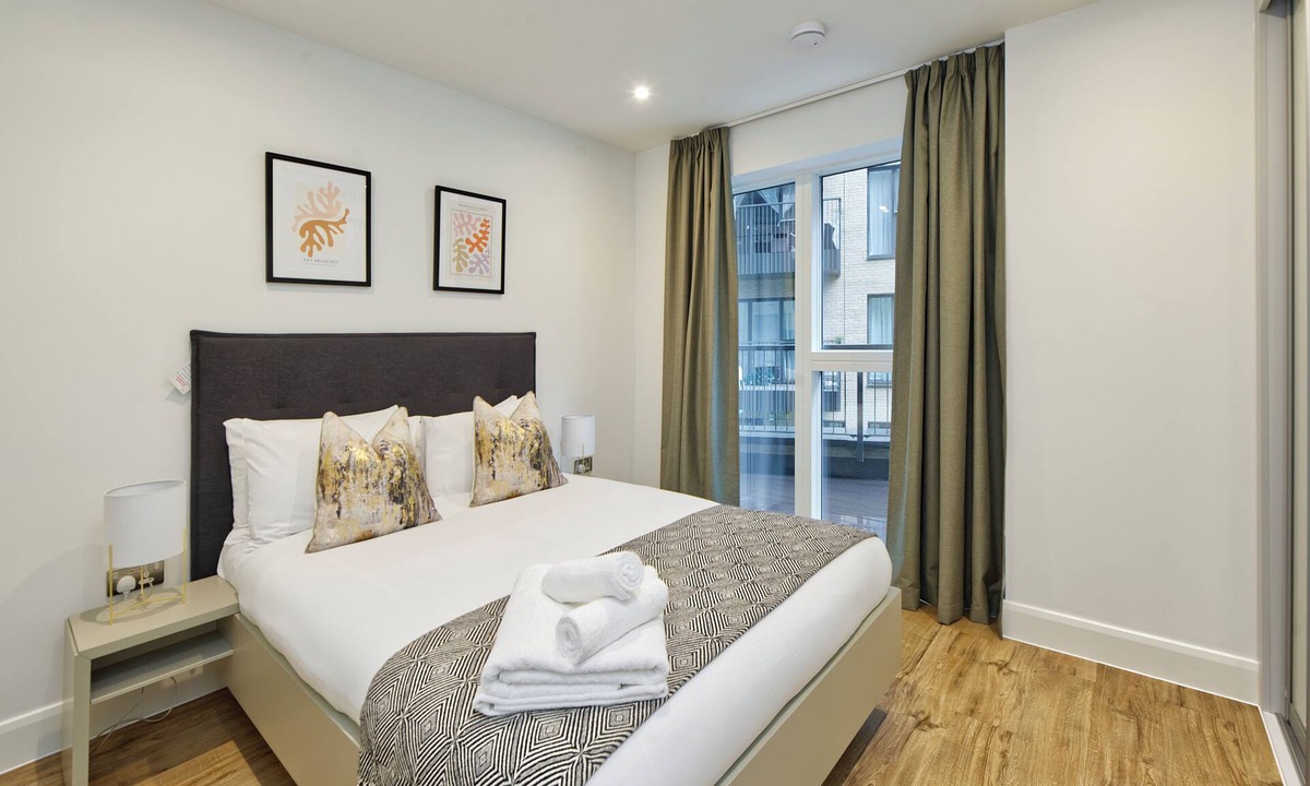 Whittington Apartment | Bright & Spacious Apartment in Prime Location