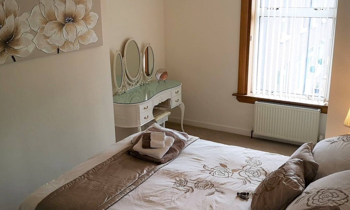 Auchengray House | Bright, spacious centrally-located 3-bedroomed house with ample free parking.