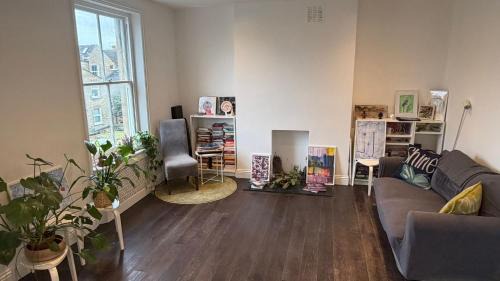 Brixton Hill Apartment | Bright, Spacious, Charming & Fully Equipped Victorian Flat in Quiet Brixton