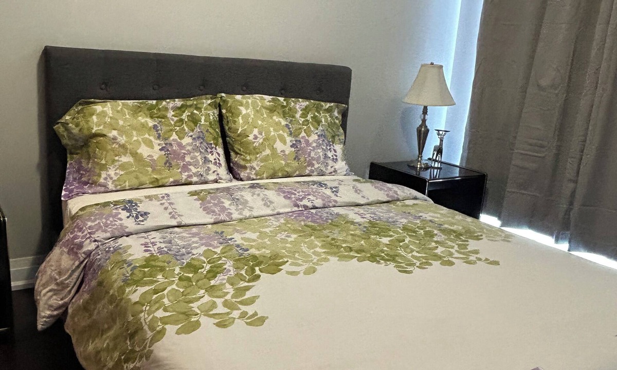 Markham Apartment | Bright Spacious Clean Condo Apartment in Markham- Walk to everything!