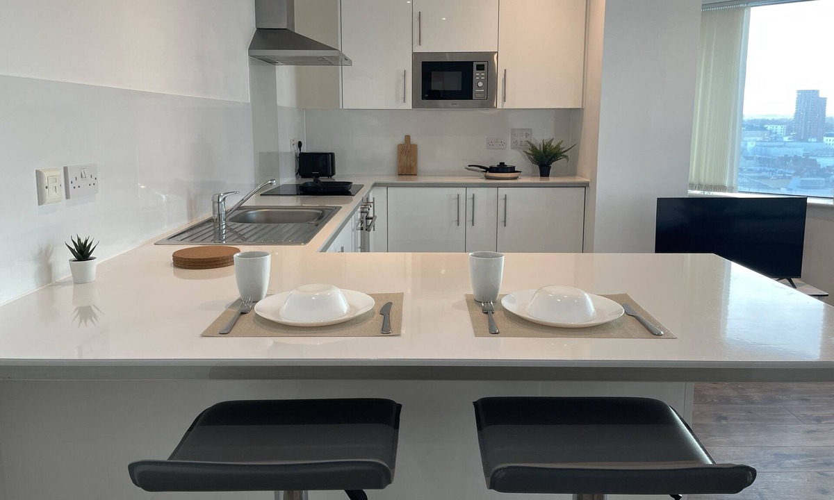 Broad Green Apartment | Bright & Spacious Flat In London