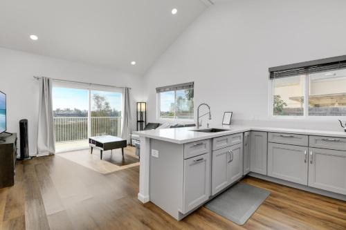 Mira Mesa House | Bright Spacious Modern Getaway