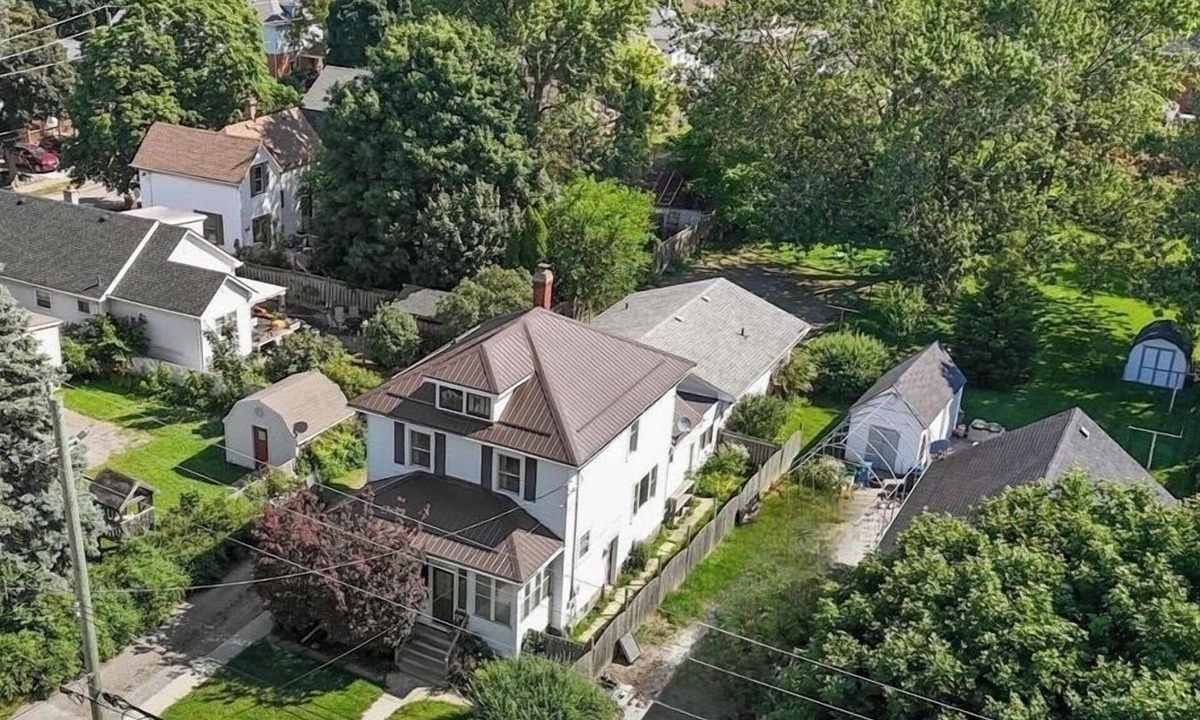 Chatham-Kent House | Bright & Spacious Traditional Chatham home near Downdown
