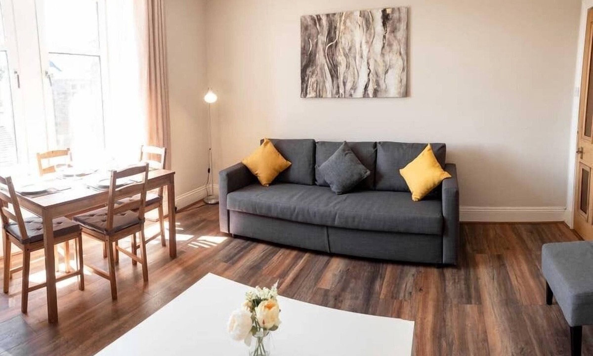 Glenisla Apartment | ☆Bright, Spacious West-End Flat, Near University☆
