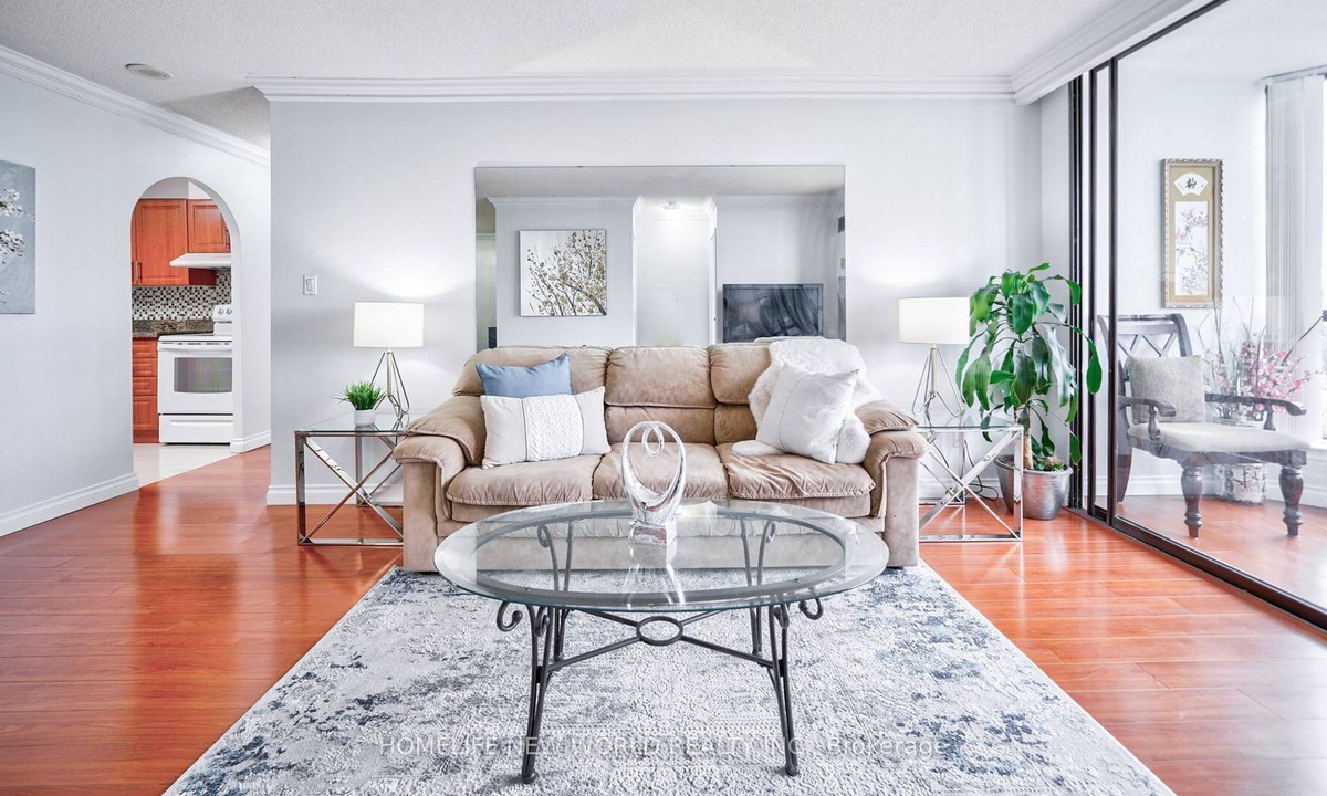 Steeles Condo | Bright specious 3 bedrooms condo close to amenities