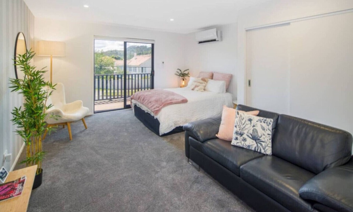 Lower Hutt Apartment | Bright Studio Apartment on Macky Street