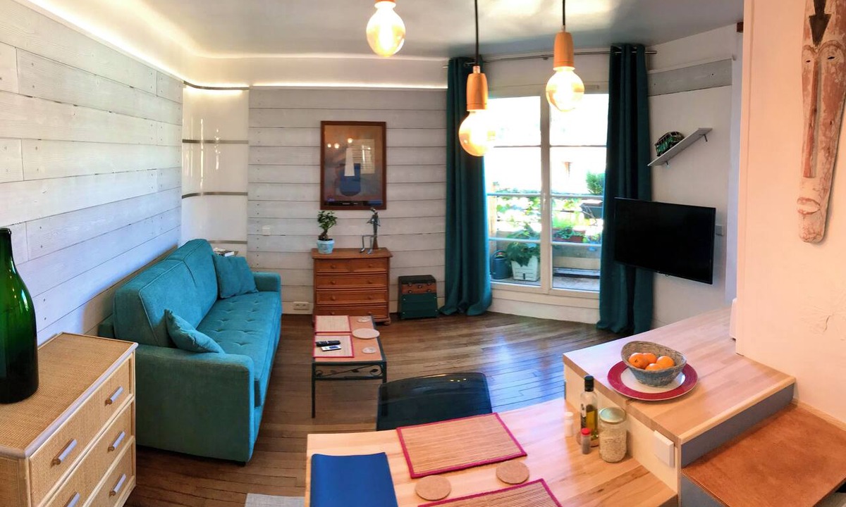 Viroflay Apartment | Bright studio apartment with a small terrace