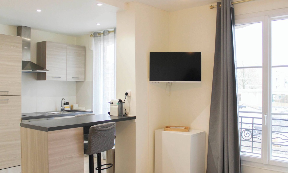 Clichy Apartment | Bright studio apartment on the outskirts of Paris