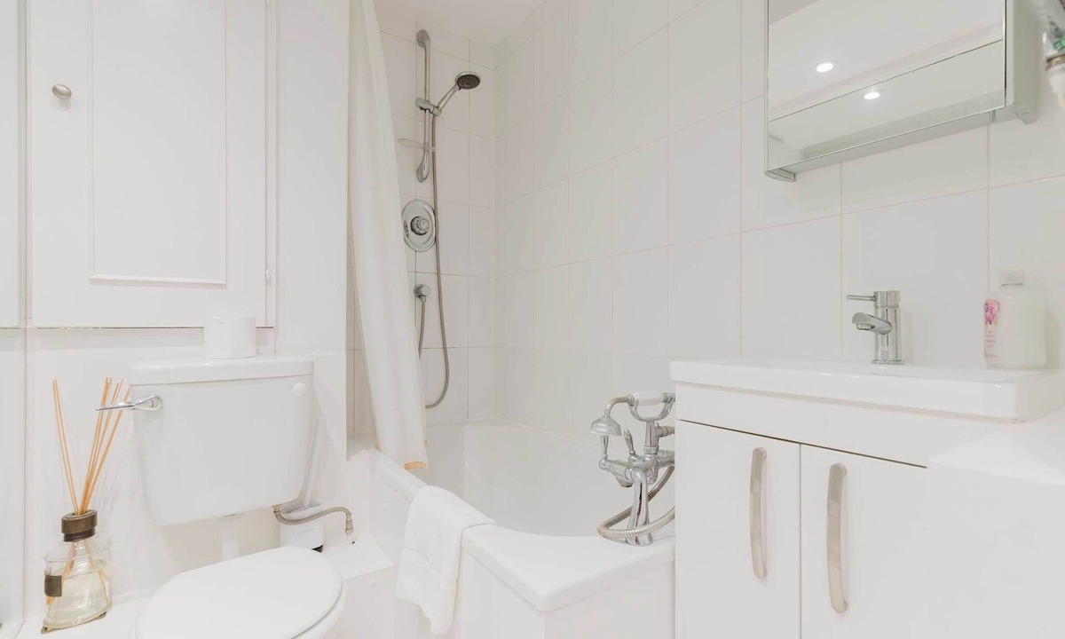 Parsons Green and Walham Apartment | Bright Studio Flat with Private Patio, Fulham