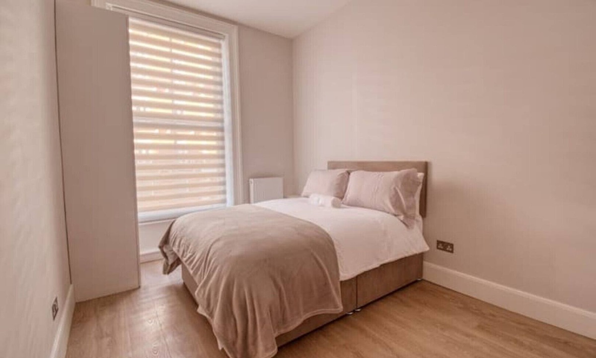 Redcliffe Apartment | Bright Studio in Chelsea