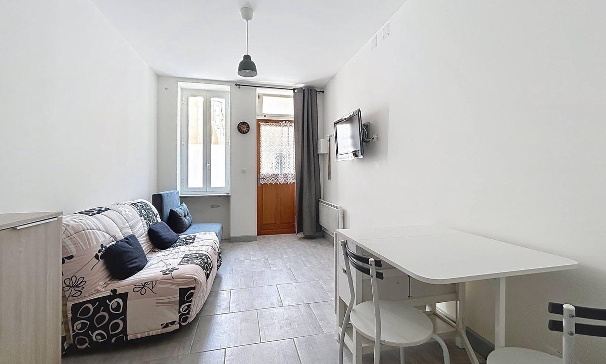 Coursan Apartment | Bright studio in Coursan, close to activities