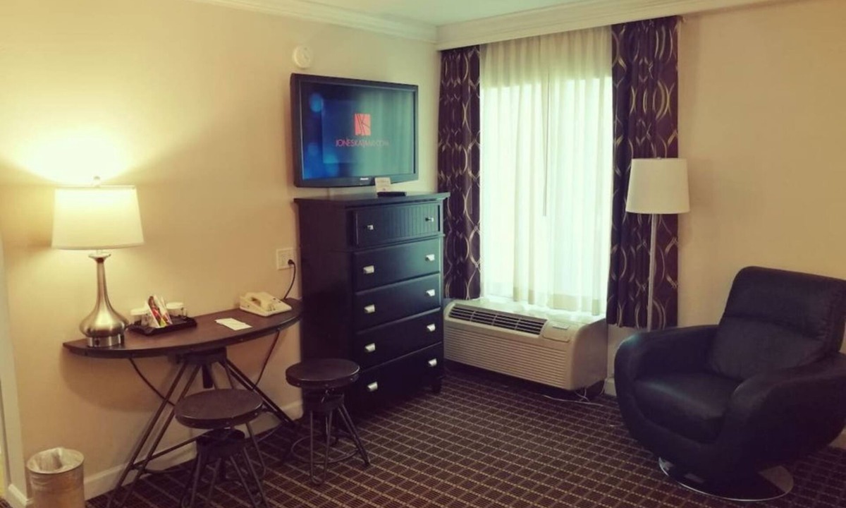 West Orange Hotel | Bright Studio in West Orange. Your Weekend Getaway