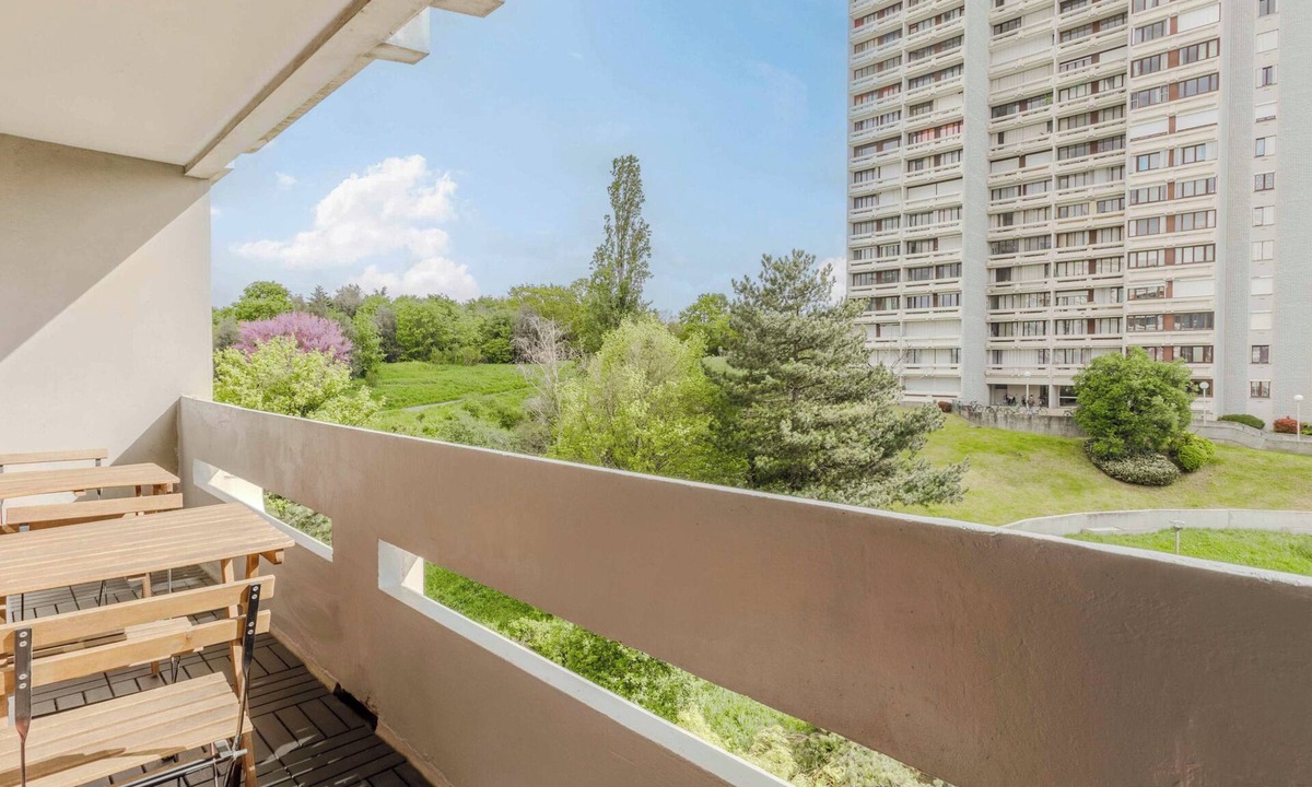 Bagnolet Apartment | Bright studio near Metro Line 3 and shops