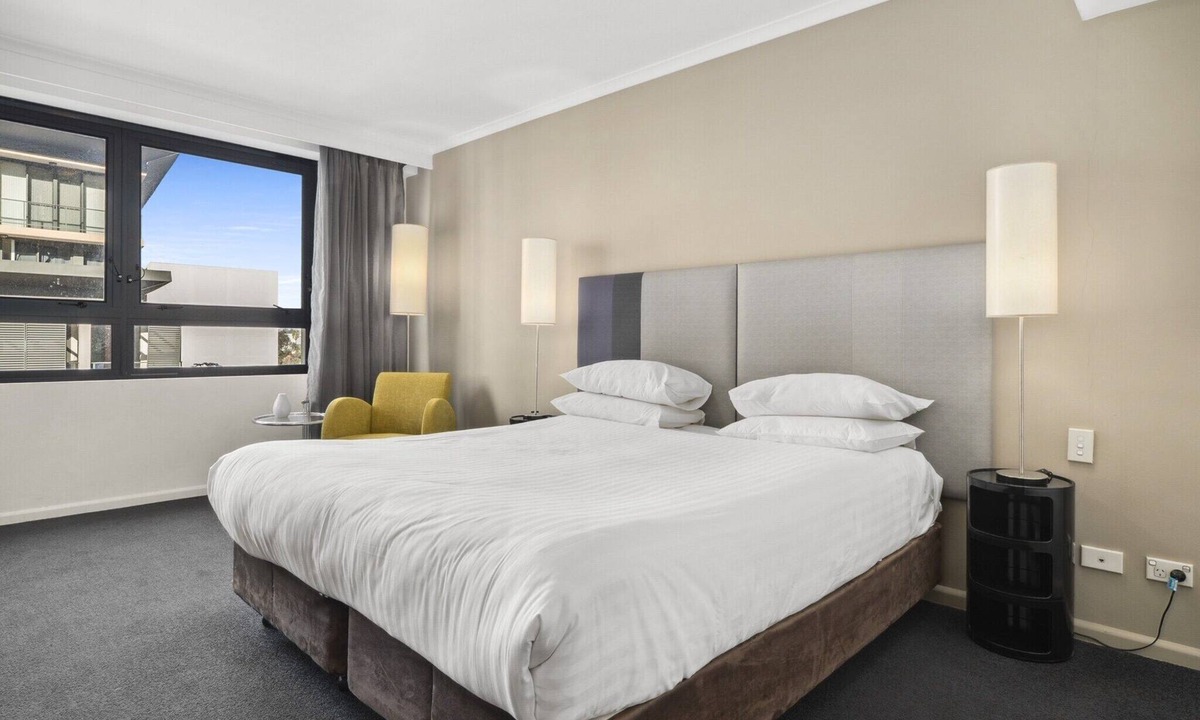 Parramatta Apartment | Bright Studio with Pool Access in Parramatta