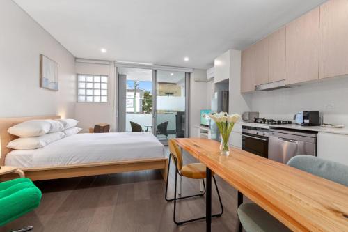 Coogee Apartment | Bright Studio with Balcony near Coogee Beach