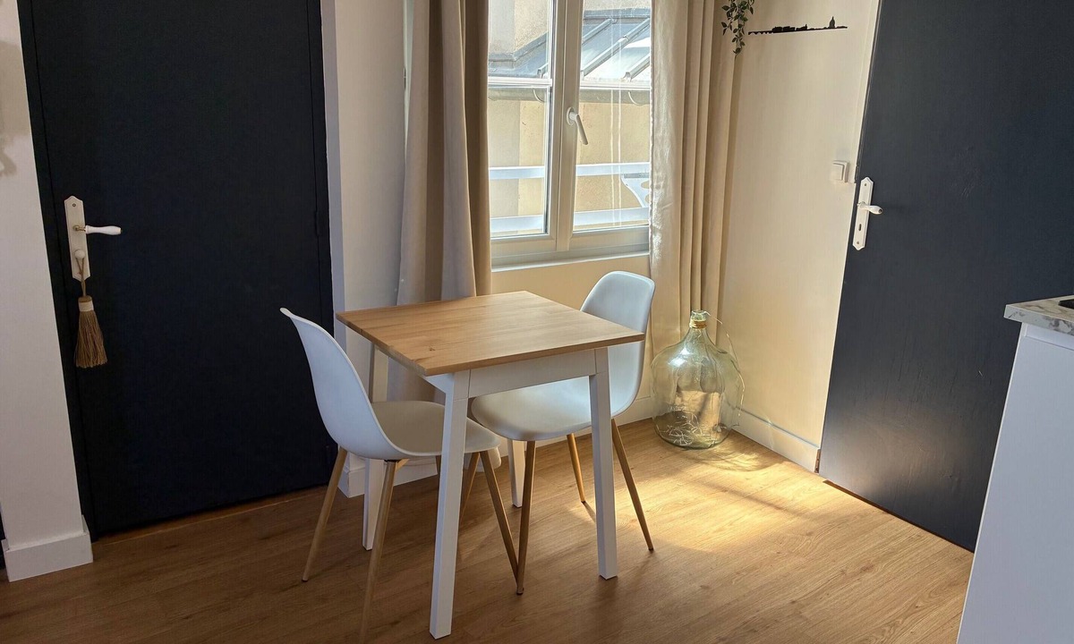 Carmes Apartment | Bright studio with rooftop view of Toulouse + A/C