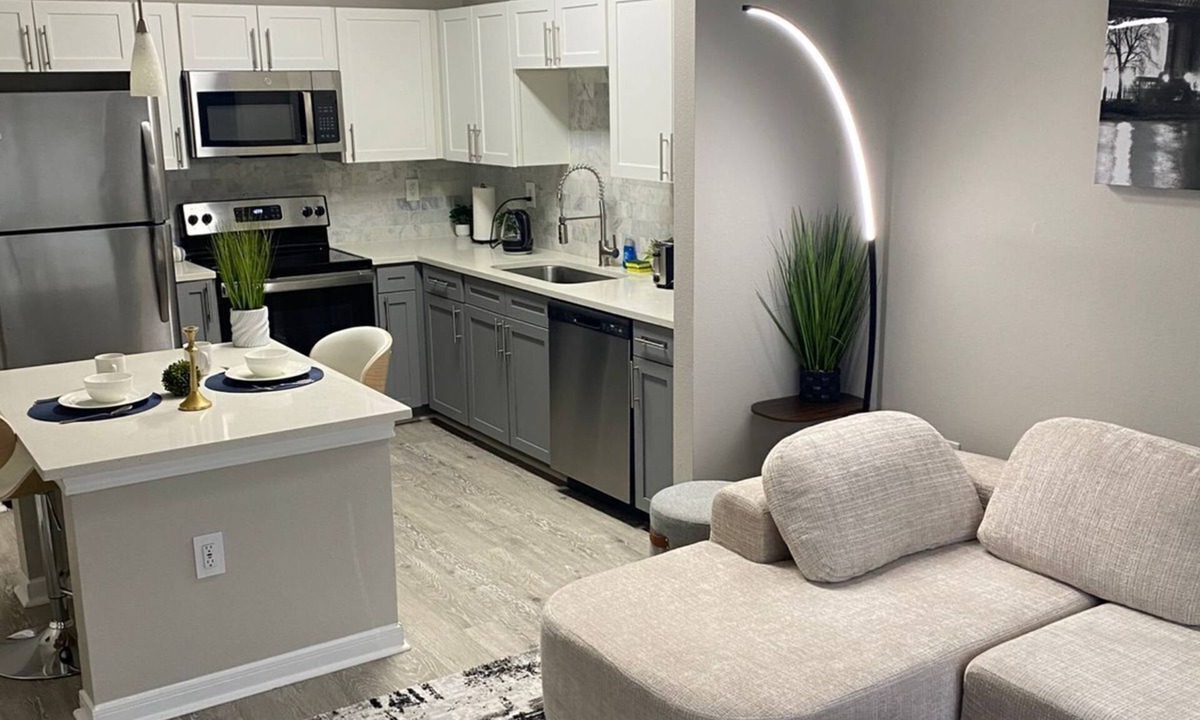 Alden Bridge Apartment | Bright & Stylish 1BR Minutes to The Woodlands