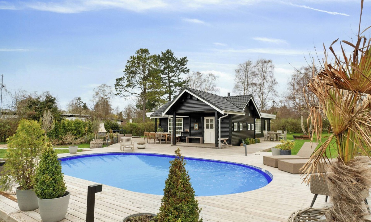 Holloselund House | Bright summer house with pool in Tisvildeleje