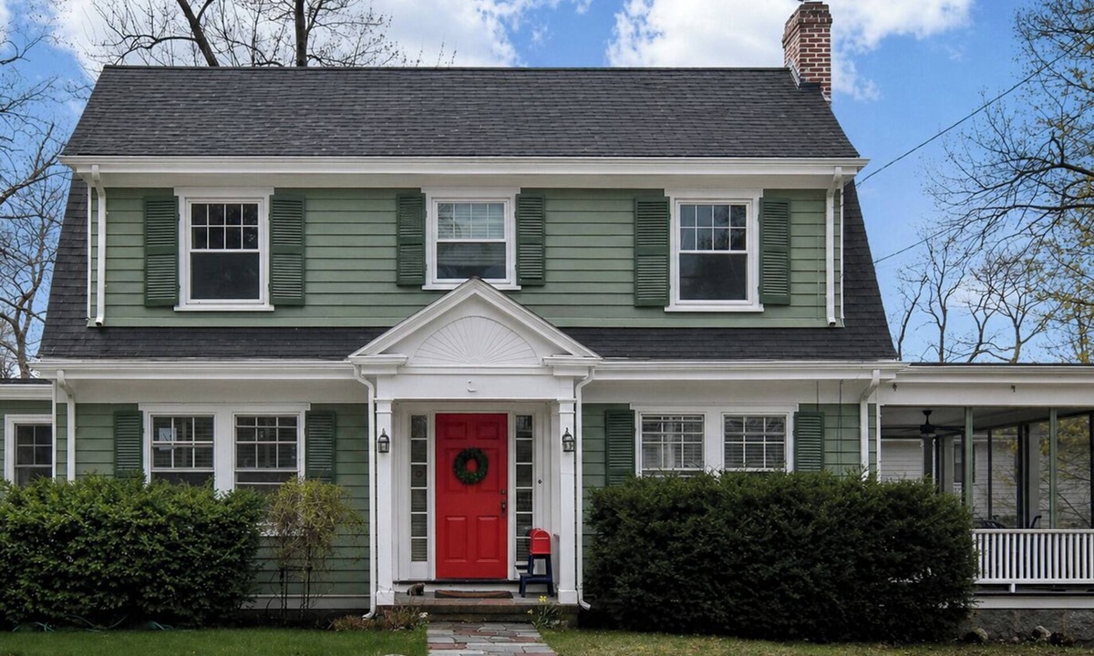 Milton House | Bright, sunny house with large screened-in porch in Milton, MA