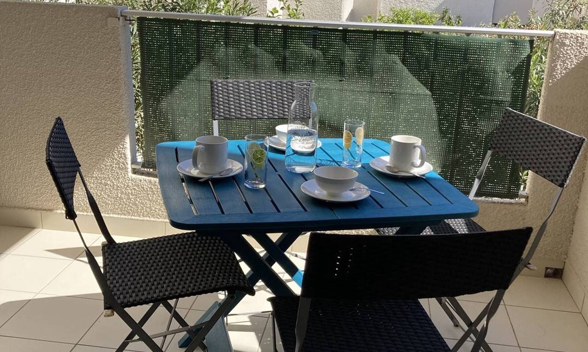 Les Arenes Apartment | Bright T2 with air conditioning and parking 500m from beach