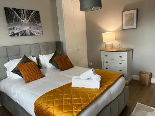 Hampton Wick Apartment | Bright Teddington Home Near River Walks