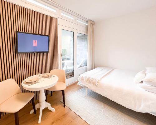 Muralto Apartment | Bright Tiny Studio - Shared Pool & Sauna - Free Parking - Air condition