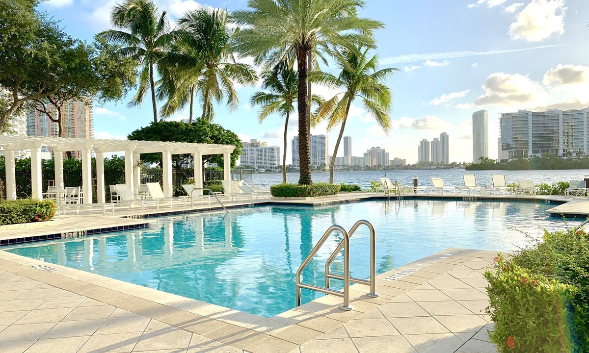 Aventura Condo | Bright Top Floor Waterfront Condo Conveniently Located in Aventura
