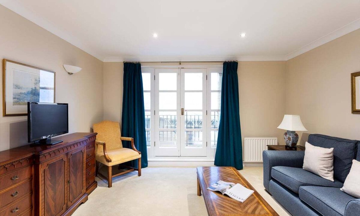 Tower Hill Apartment | Bright Tower Bridge Nest