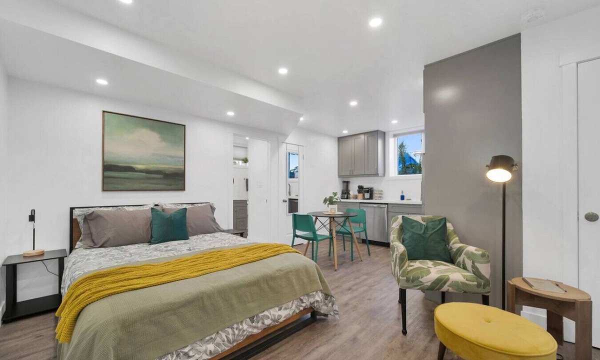 Rosemount House | Bright & Trendy Basement Studio | Near Downtown