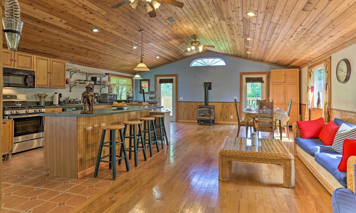 South Kortright Cottage | Bright Tucked-away Cabin w/Furnished Deck + Grill