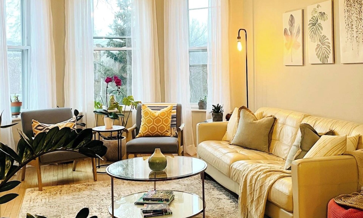 Avondale Apartment | Bright Upper-Level 3BR Chicago King Walkable