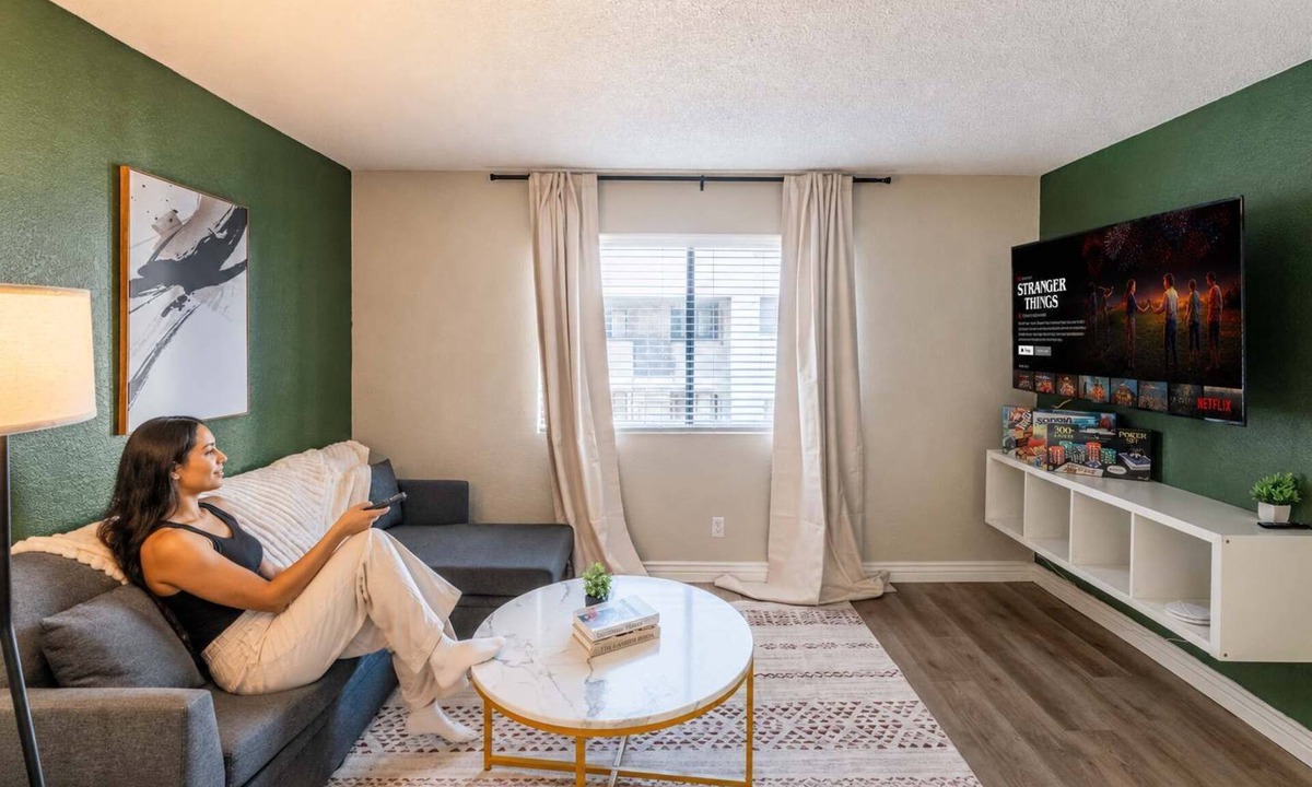 Cox Heights Apartment | Bright Urban Retreat | Balcony Gym Washer/Dryer