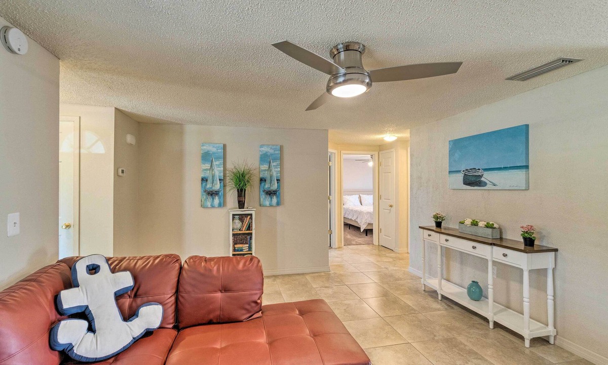 South Venice Cottage | Bright Venice Home w/Yard < 4 Miles to Beach!