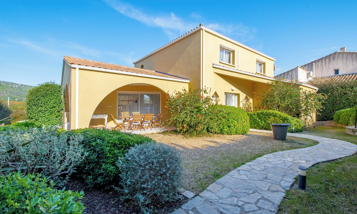 Montpeyroux Villa | Bright villa in an authentic Occitan winegrowers' village - mountain view