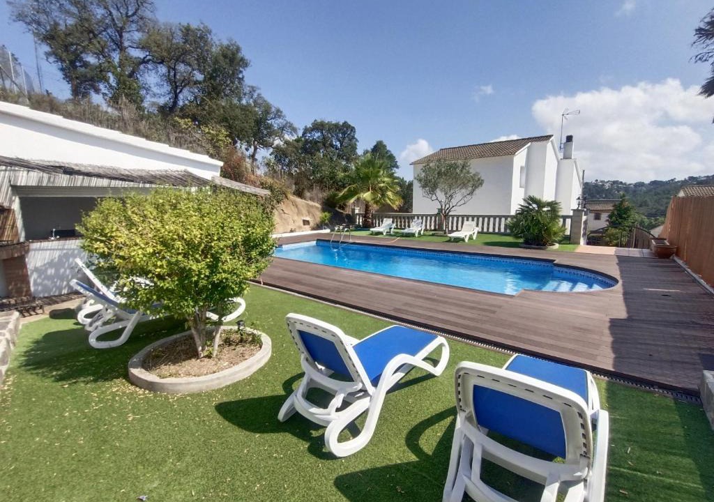 Vidreres Villa | Bright Villa in Vidreres with Private Pool and Jacuzzi