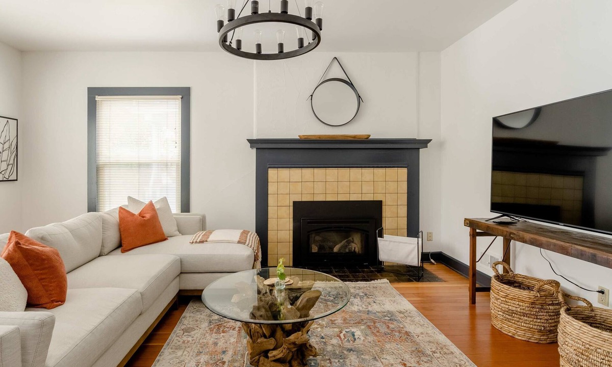 Belmont House | Bright + Walkable | Vintage Hawthorne Charm