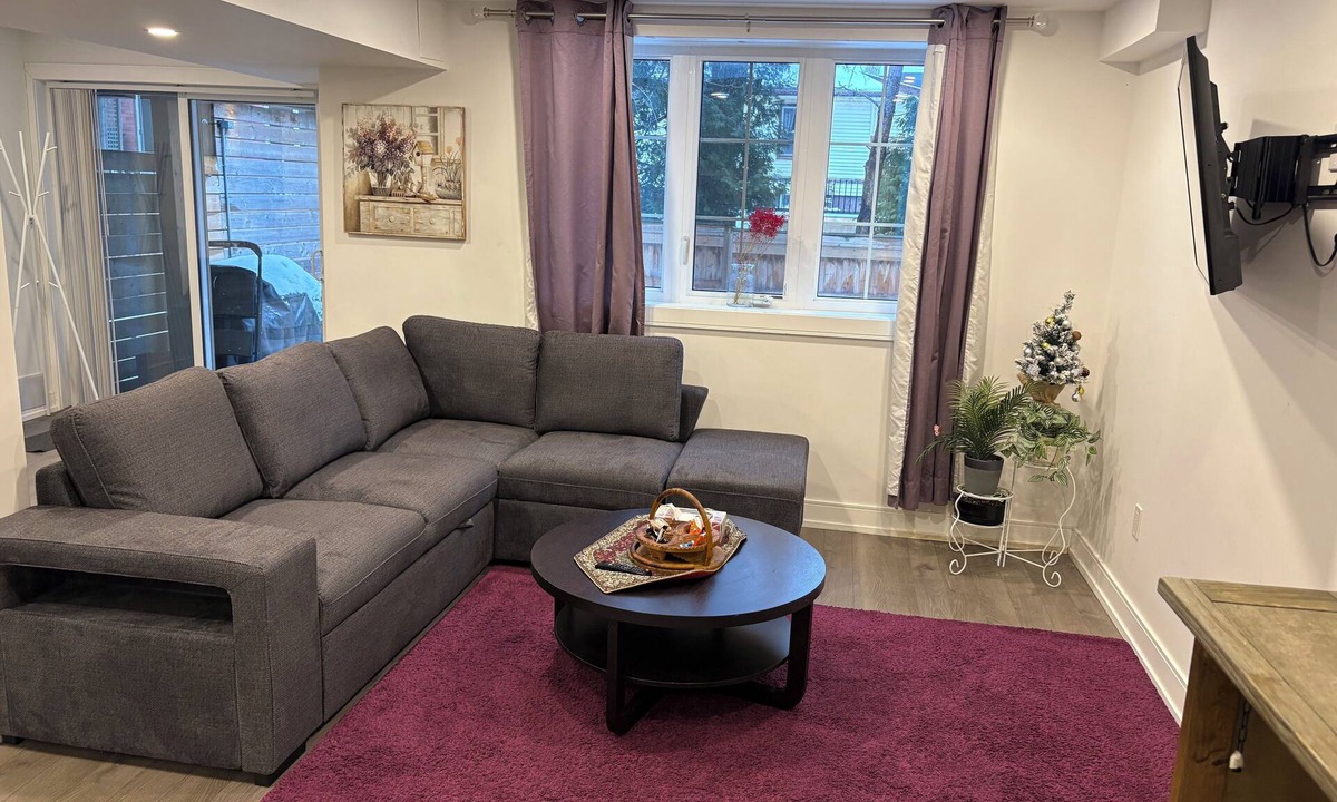 Richmond Hill House | Bright Walkout Studio – Sleeps 4 | Backyard Access