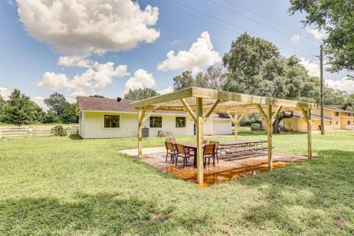 Simonton House | Bright Wallis Cottage w/Pergola & Grill!