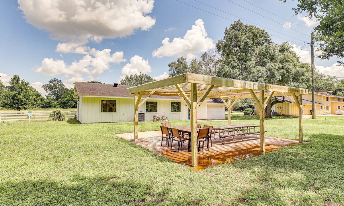 Simonton Cottage | Bright Wallis Cottage w/Pergola & Grill!