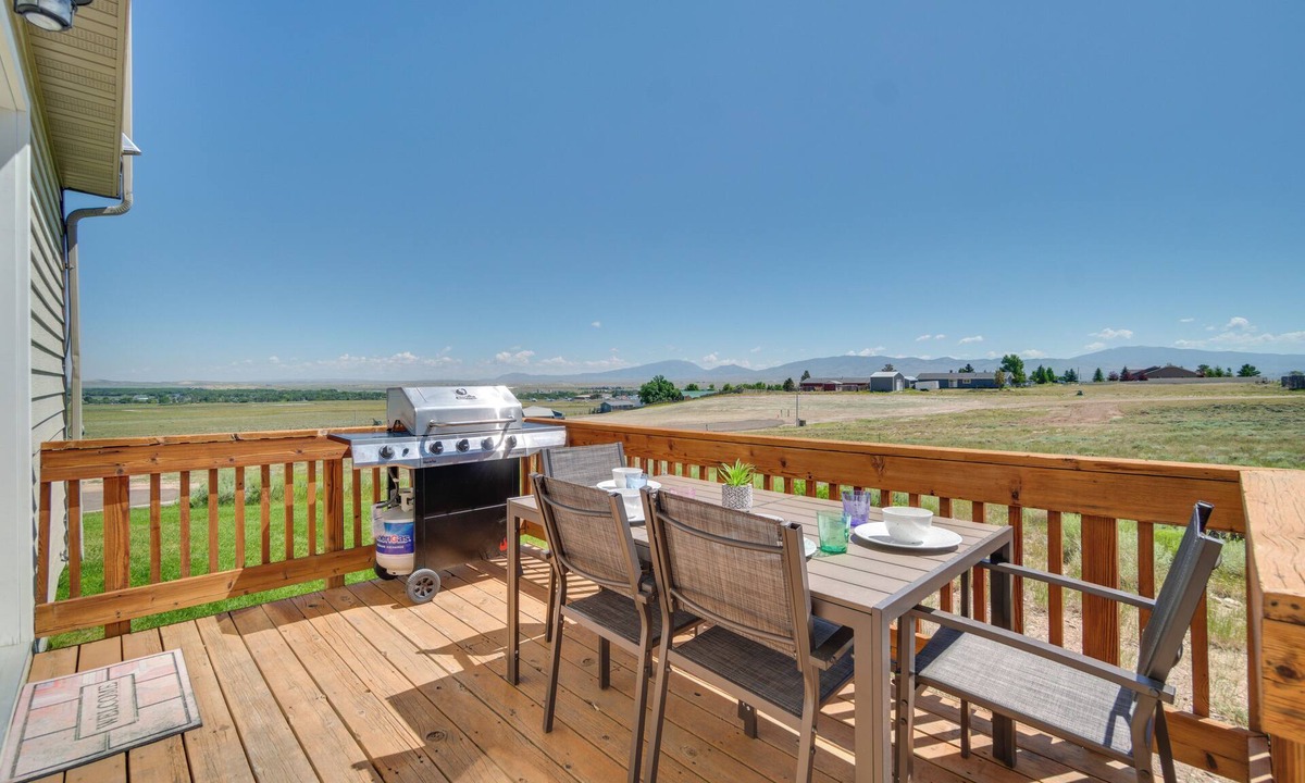 Saratoga House | Bright Wyoming Retreat w/Deck & Mountain Views!