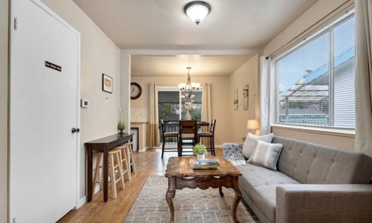 Brighton House | Brighton House - Walk to Metro