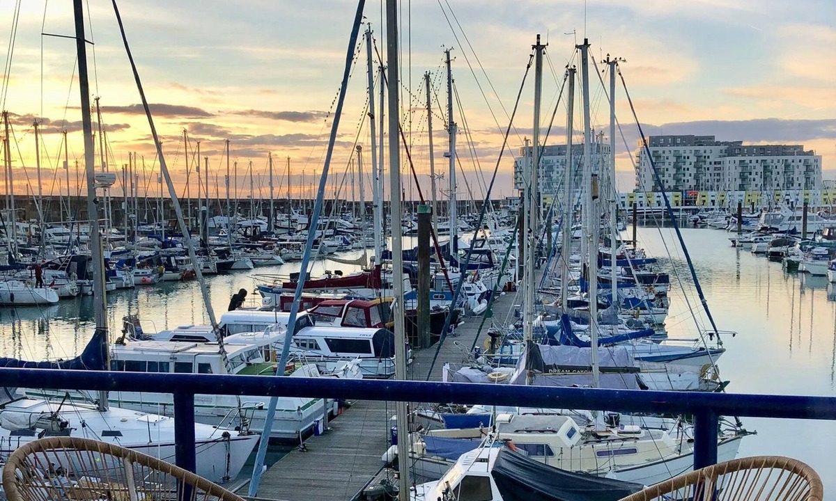 Seafront Apartment | Brighton Water Cabin with Free Parking