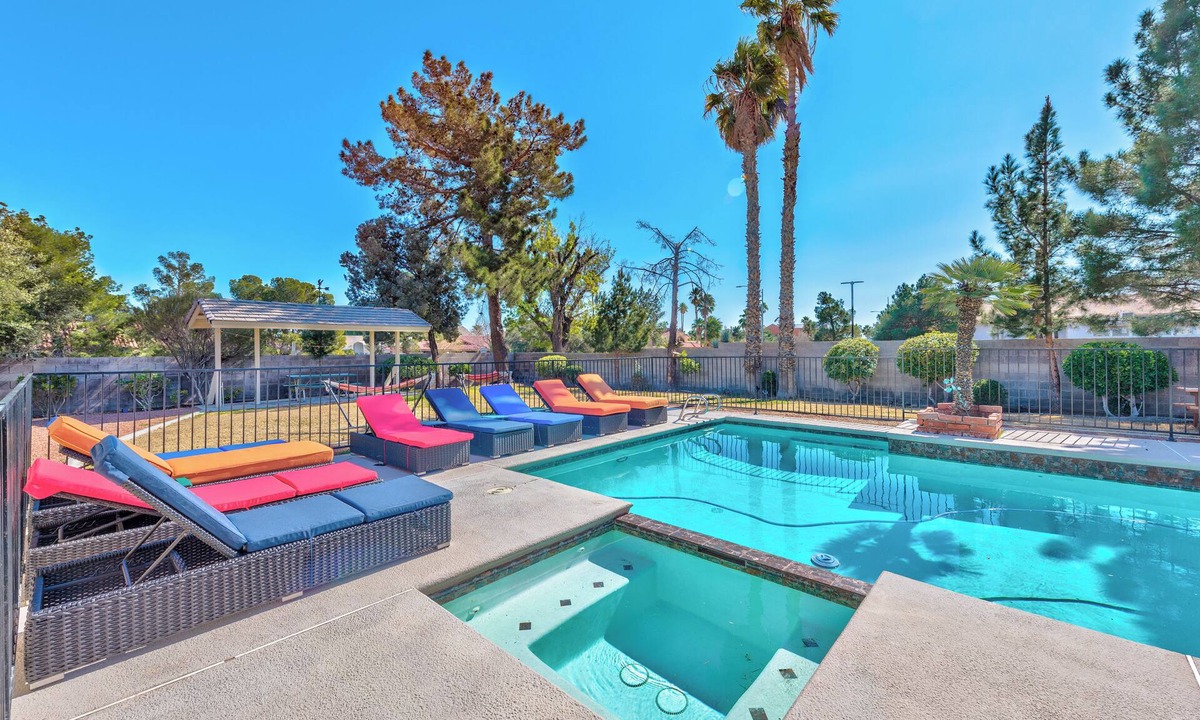 Rancho Oakey House | Brilliant 4-bedroom house with pool and games
