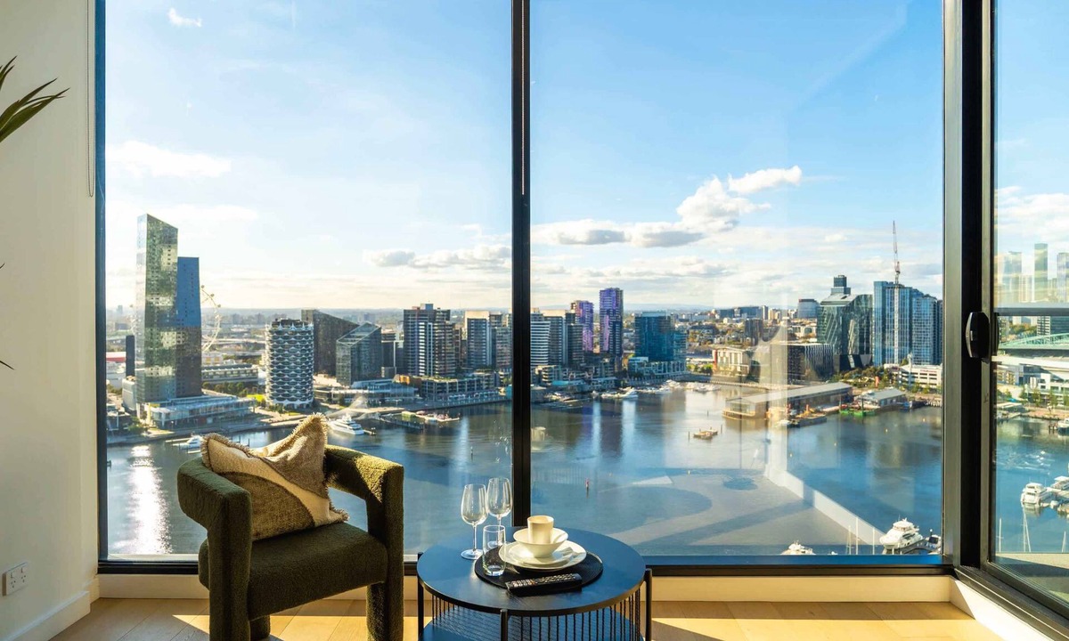 Docklands Apartment | Brilliant Collins Wharf Waterfront Condo