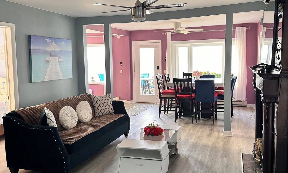 Virgil House | Brilliant Lakefront Views- Private Home