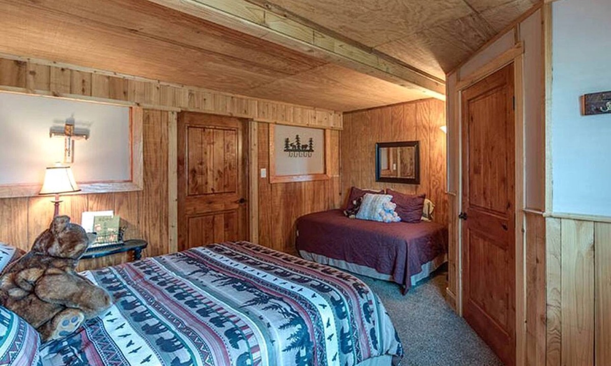 Carmine Cabin | Brilliant Wooden Cabin in Round Top, Texas